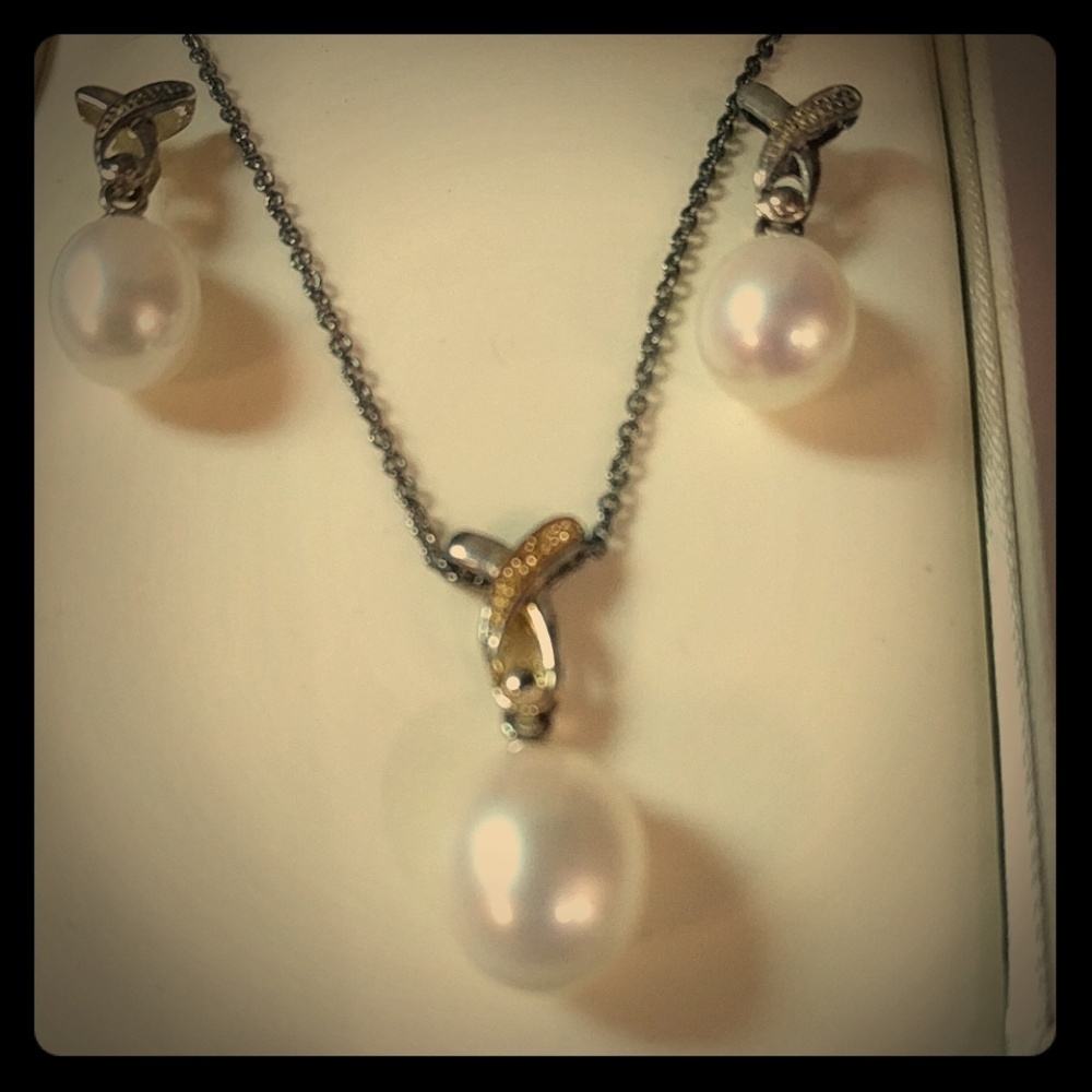 Freshwater Pearl Necklace & Earring Set